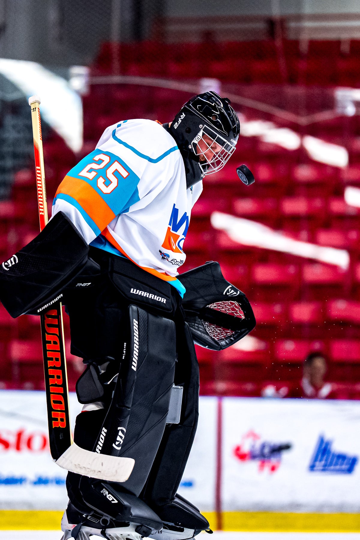 Athlète qui lace ses chaussures à l'aube